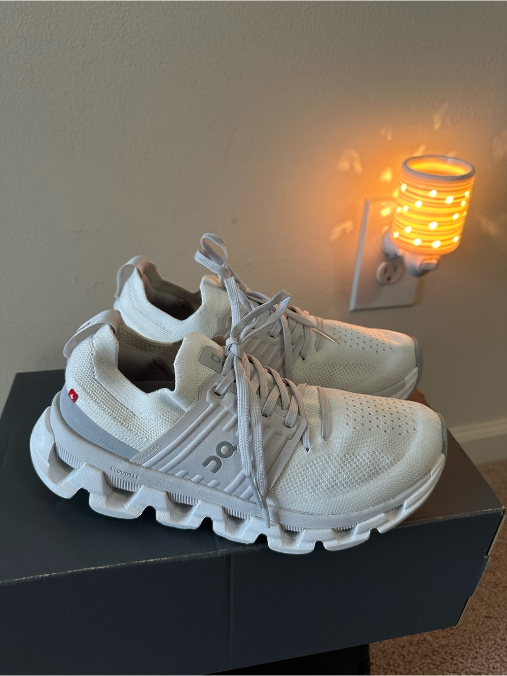 On Cloudswift 3 m, Women’s White and Light Gray Lace-Up Sneakers. Size 6.5